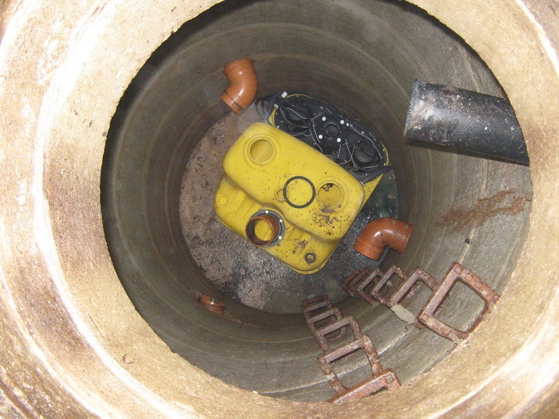 Schacht 1 Meter Durchmesser mit 3 Anschlüssen!