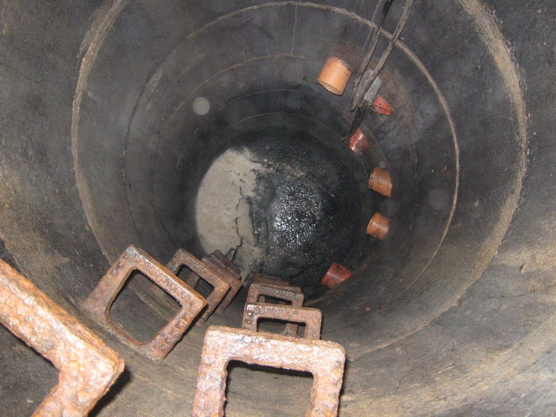 Leerer Schacht 80 cm Durchmesser mit 6 Zuläufen!