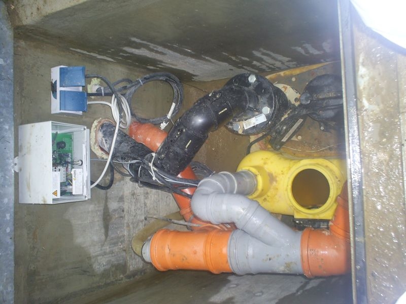 Compli in engem Schacht mit Steuerung